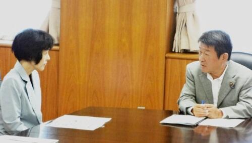 画像：茂木経済産業大臣に要請活動を行う高橋農林商工常任委員会委員長（北海道知事）